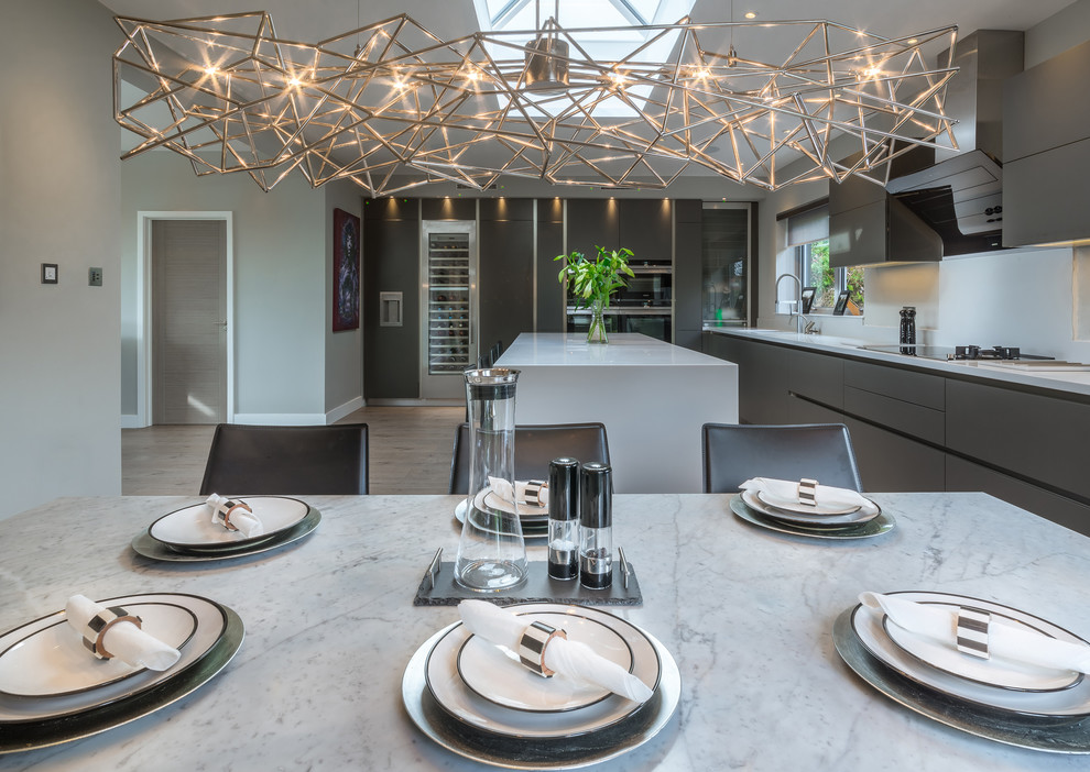 Idées déco pour une salle à manger ouverte sur la cuisine contemporaine avec un mur gris.