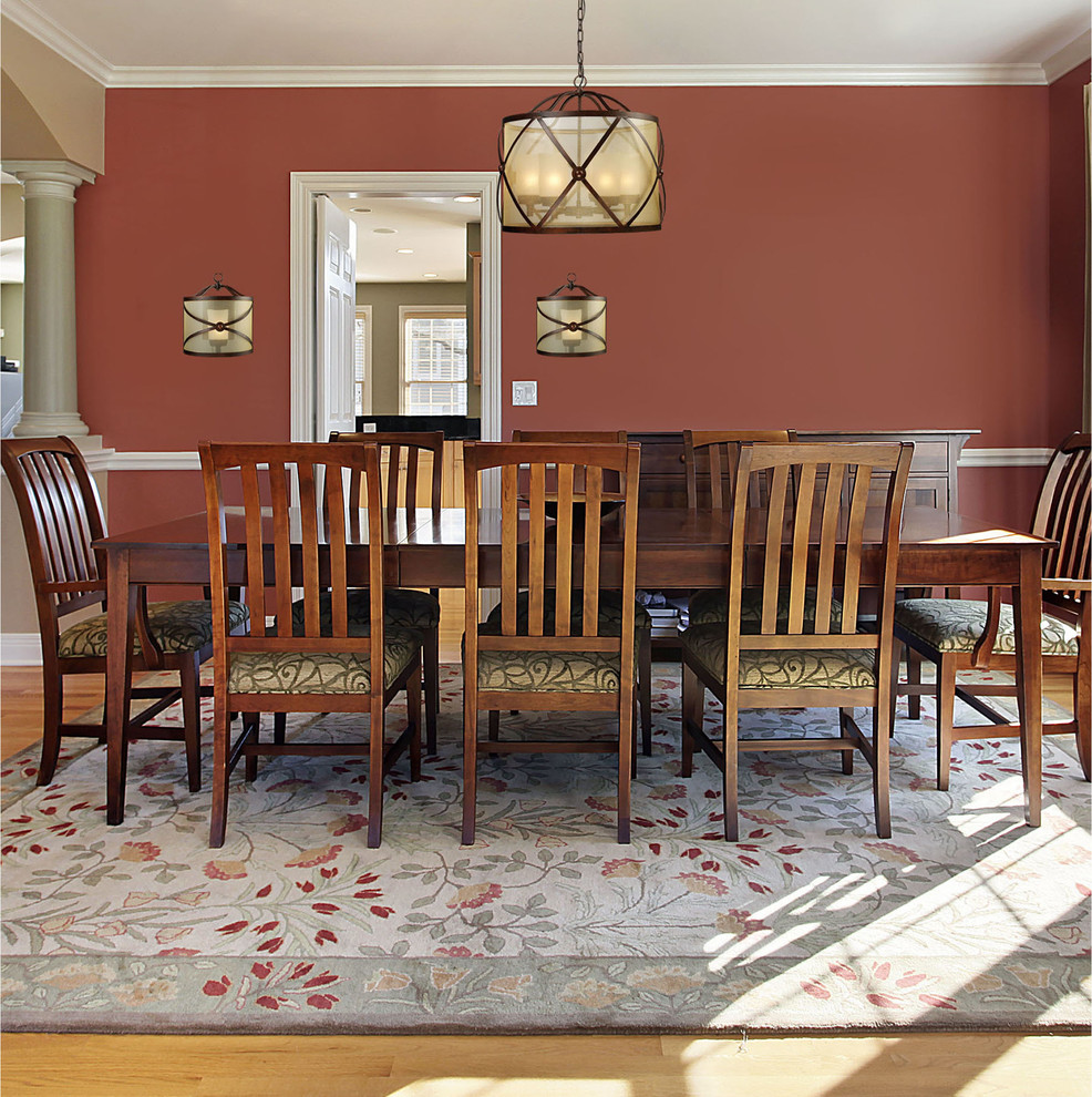 Idées déco pour une salle à manger classique fermée et de taille moyenne avec un sol en bois brun et un mur rouge.