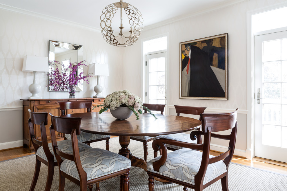 Стильный дизайн: столовая в классическом стиле с белыми стенами, паркетным полом среднего тона и коричневым полом - последний тренд