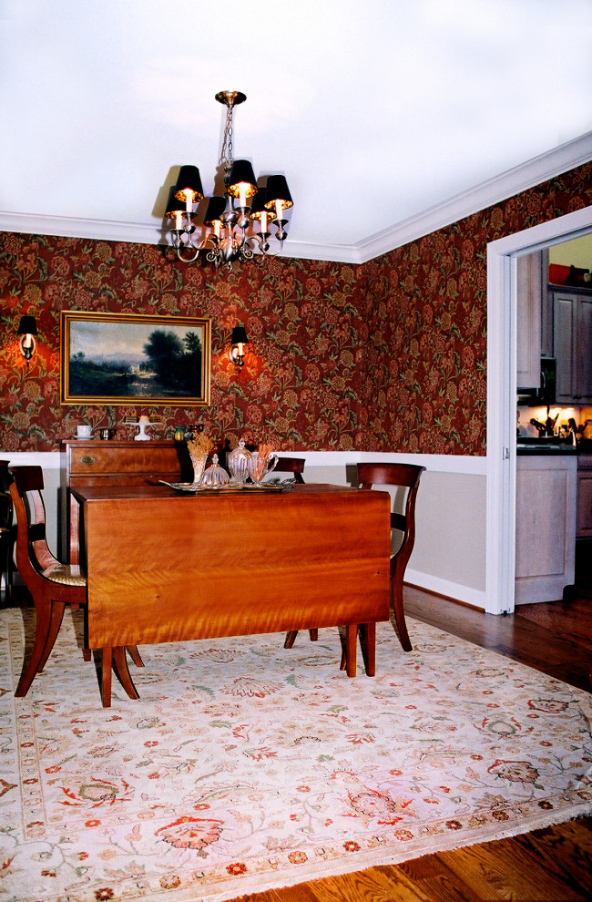 Mittelgroßes Esszimmer ohne Kamin mit roter Wandfarbe, braunem Holzboden, braunem Boden und Tapetenwänden in Sonstige