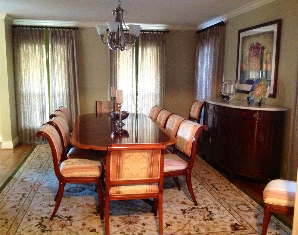Immagine di una sala da pranzo classica chiusa e di medie dimensioni con pareti beige, pavimento in legno massello medio, nessun camino e pavimento marrone