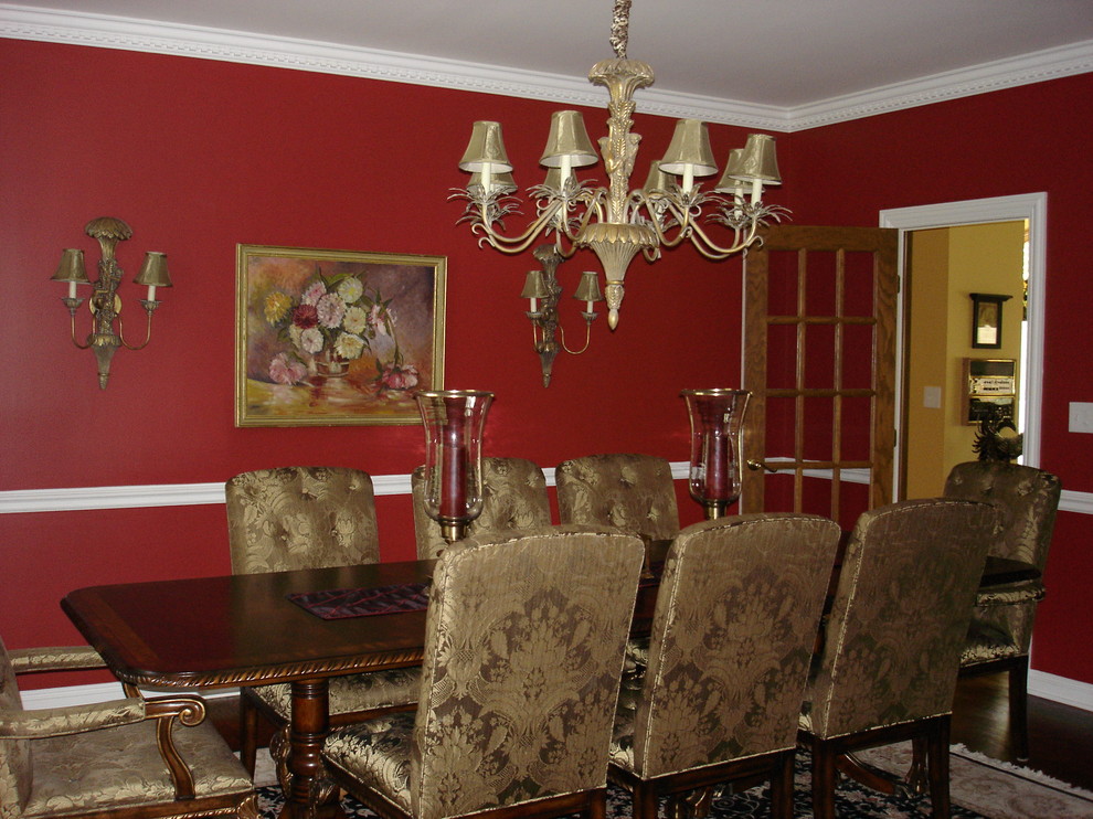 Ispirazione per una sala da pranzo classica chiusa con parquet scuro, pareti rosse e nessun camino