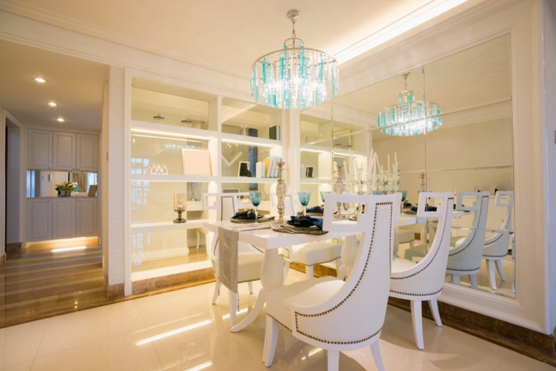 Idée de décoration pour une grande salle à manger ouverte sur le salon design avec un mur blanc et un sol en carrelage de porcelaine.