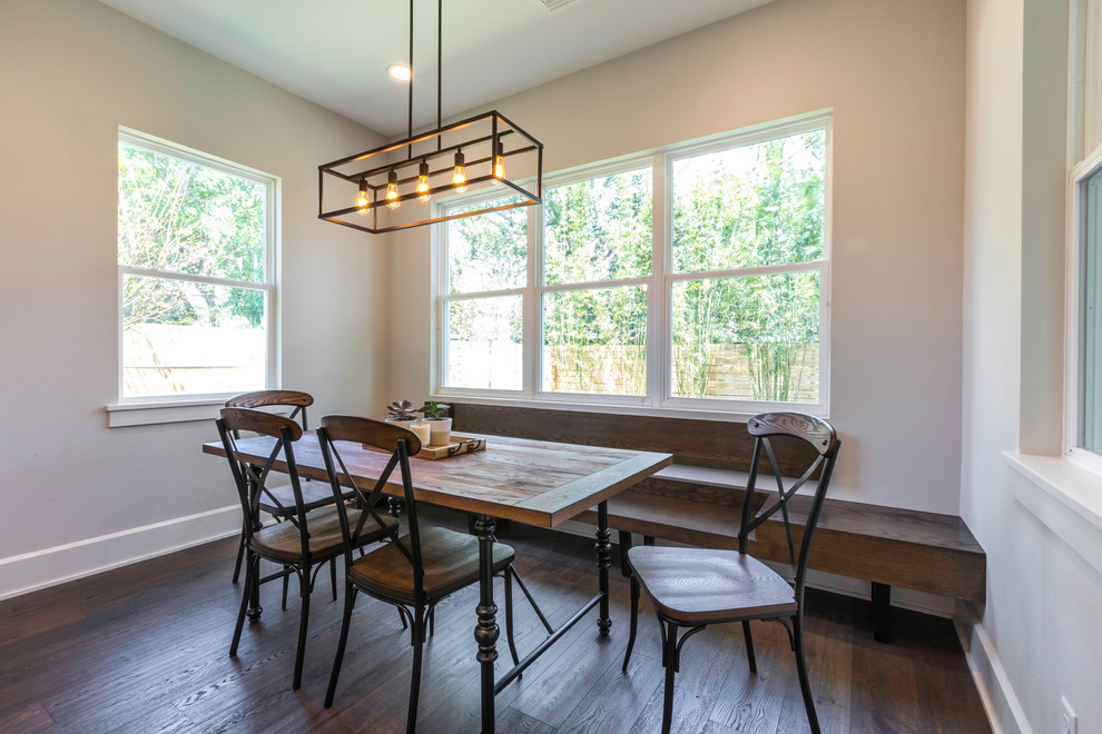Foto di una sala da pranzo aperta verso la cucina country di medie dimensioni con pareti grigie, parquet scuro e pavimento marrone