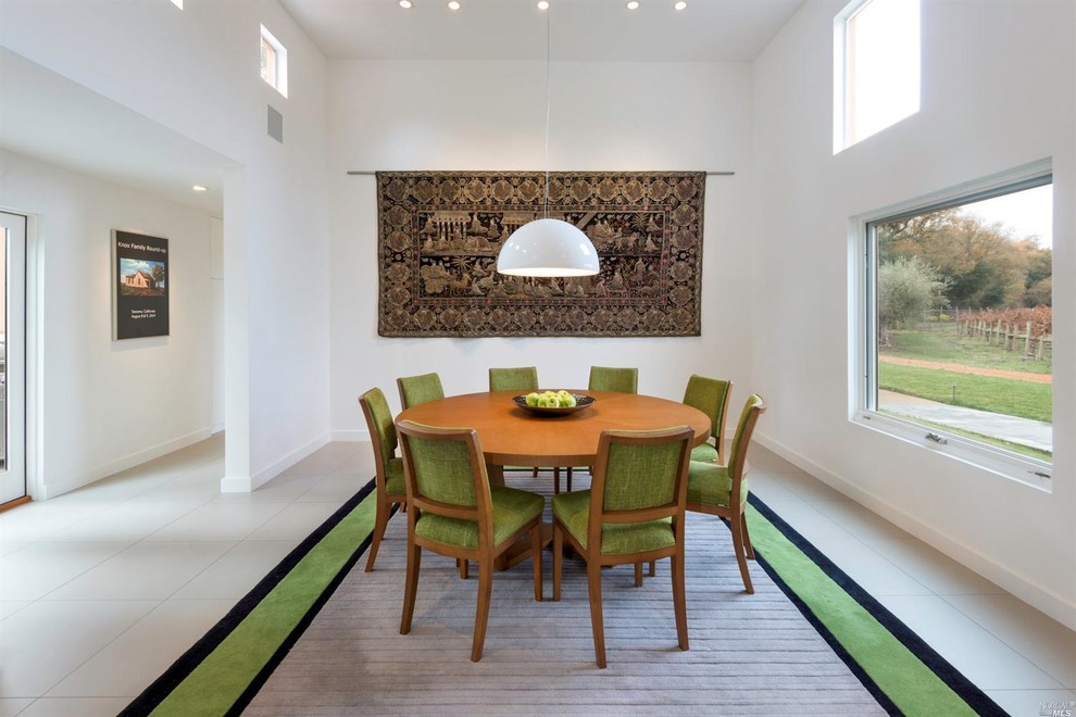 Foto di una sala da pranzo contemporanea chiusa e di medie dimensioni con pareti bianche, pavimento in gres porcellanato e nessun camino