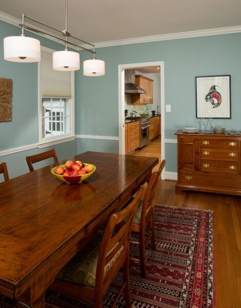 Idee per una sala da pranzo chic chiusa e di medie dimensioni con pareti blu e pavimento in legno massello medio