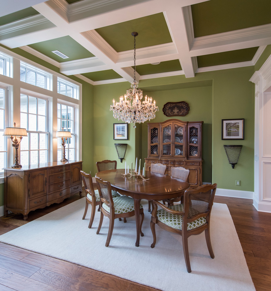 Immagine di una grande sala da pranzo classica con pareti verdi