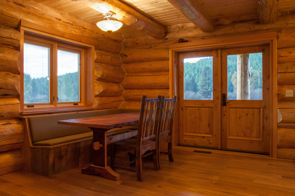 Idées déco pour une salle à manger ouverte sur le salon montagne de taille moyenne avec un sol en bois brun.