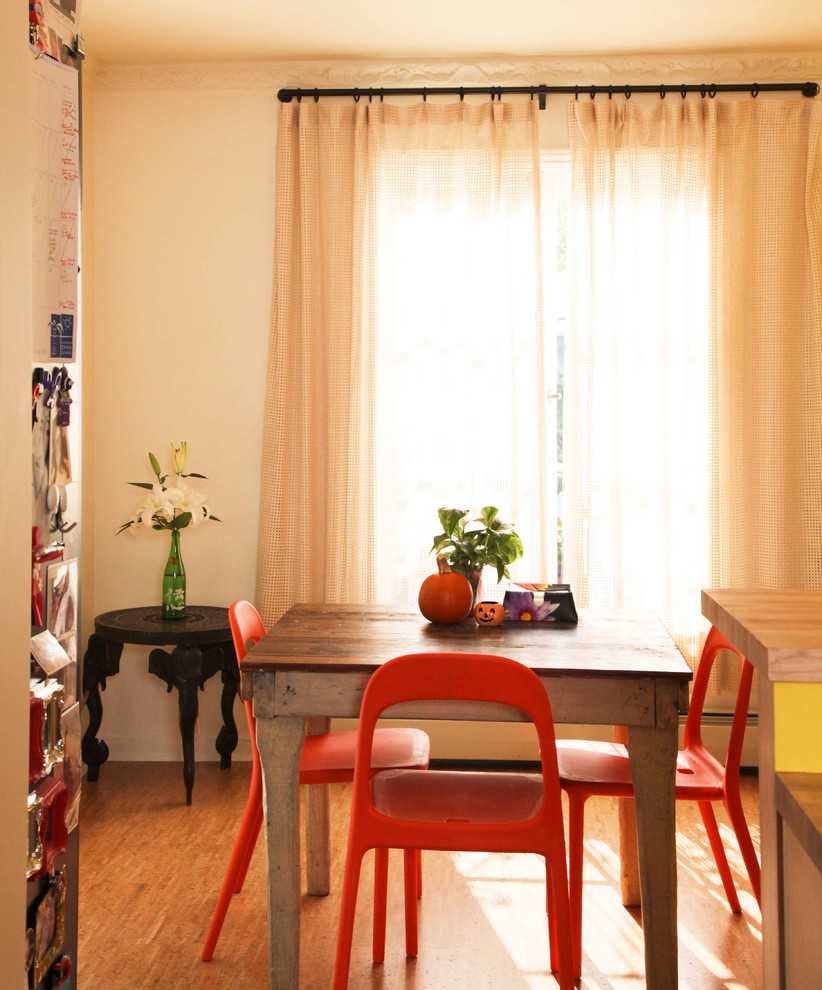 Imagen de comedor bohemio con paredes beige, suelo de madera en tonos medios y cortinas