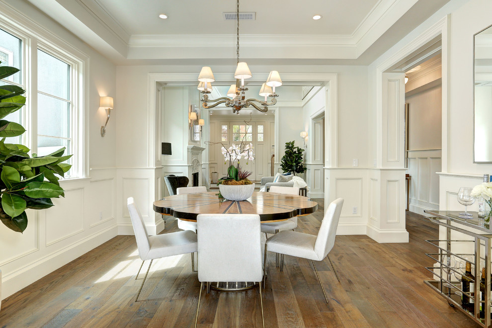 Diseño de comedor clásico renovado grande abierto con paredes blancas y suelo de madera en tonos medios