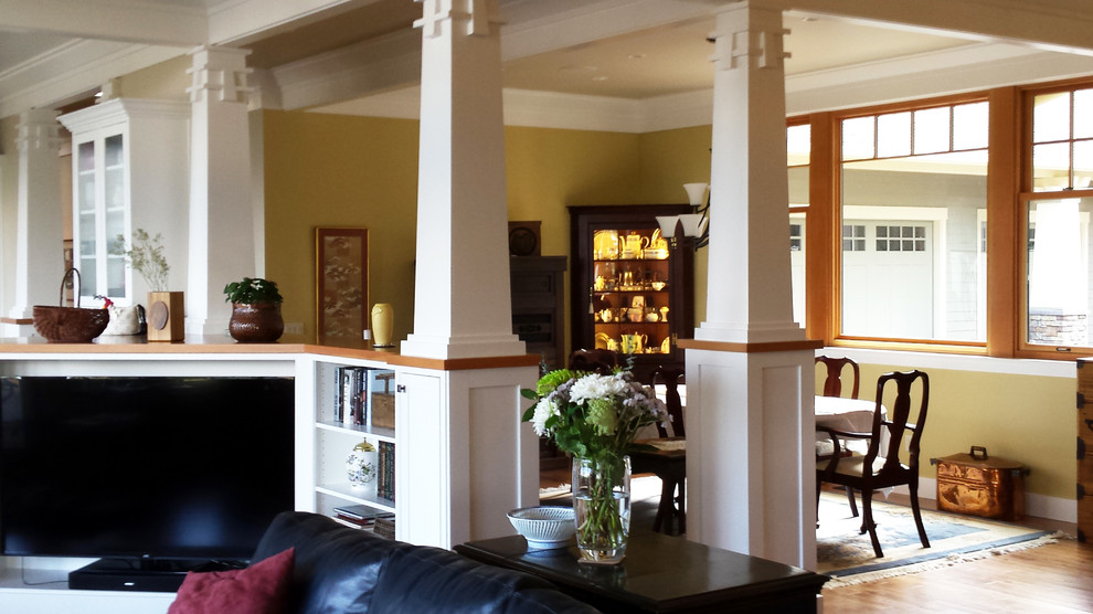 Foto di una sala da pranzo aperta verso il soggiorno stile americano di medie dimensioni con pareti gialle e pavimento in legno massello medio