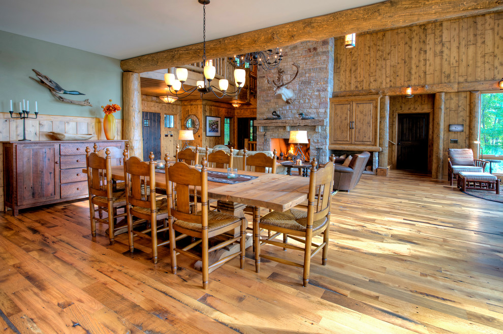 Idéer för en stor rustik separat matplats, med gröna väggar, ljust trägolv och brunt golv