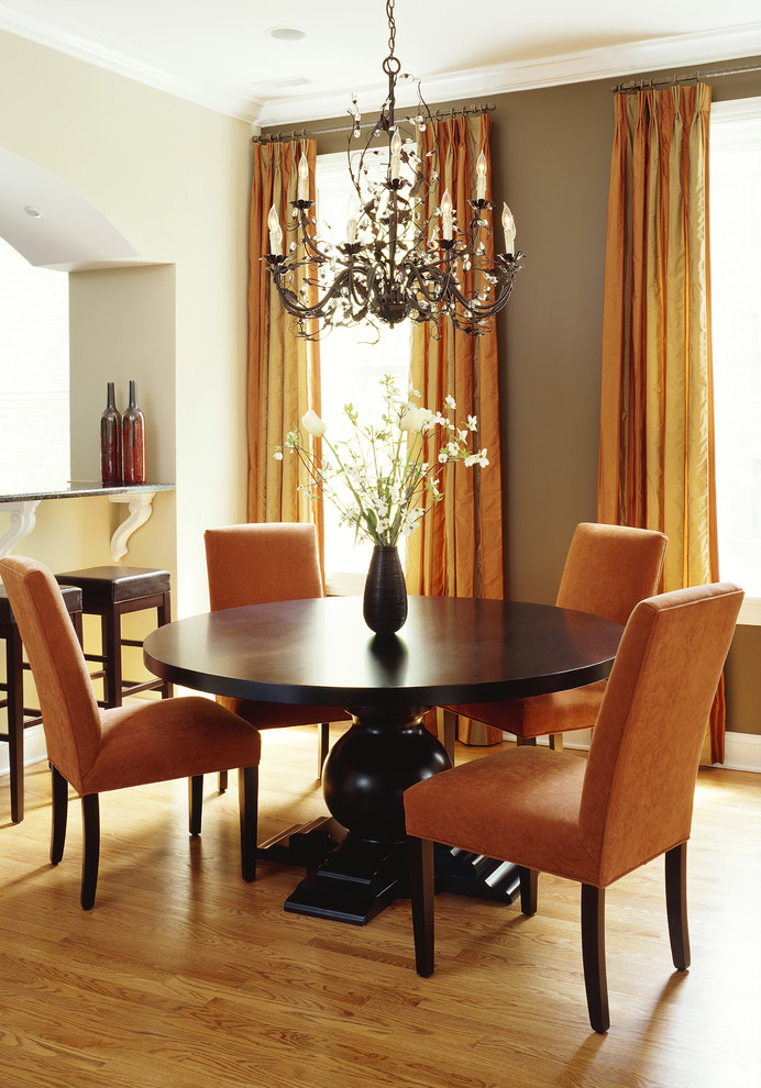 На фото: столовая в современном стиле с коричневыми стенами, паркетным полом среднего тона и бежевым полом с
