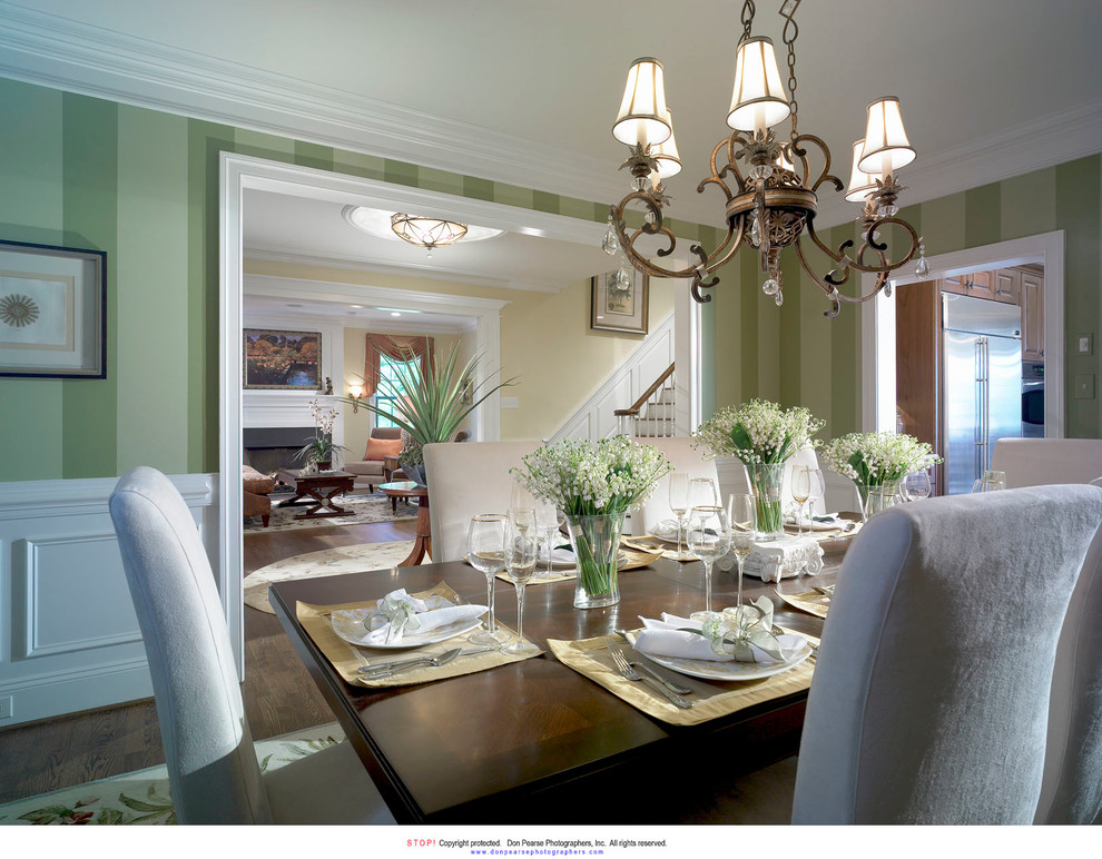 Пример оригинального дизайна: столовая в классическом стиле с зелеными стенами