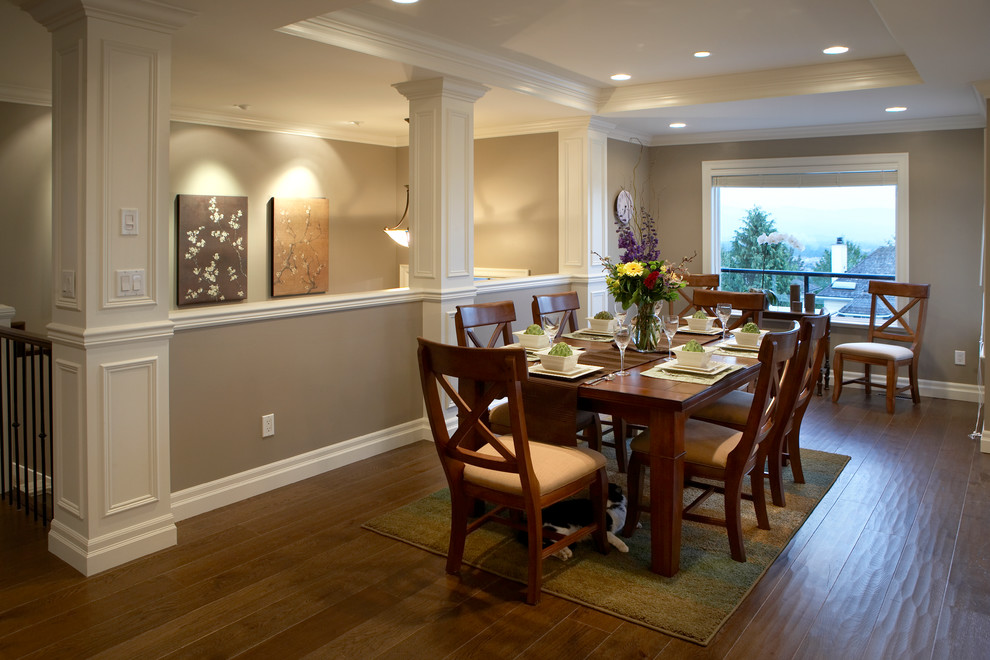 Cette photo montre une salle à manger ouverte sur la cuisine chic avec un mur beige, un sol en bois brun et aucune cheminée.