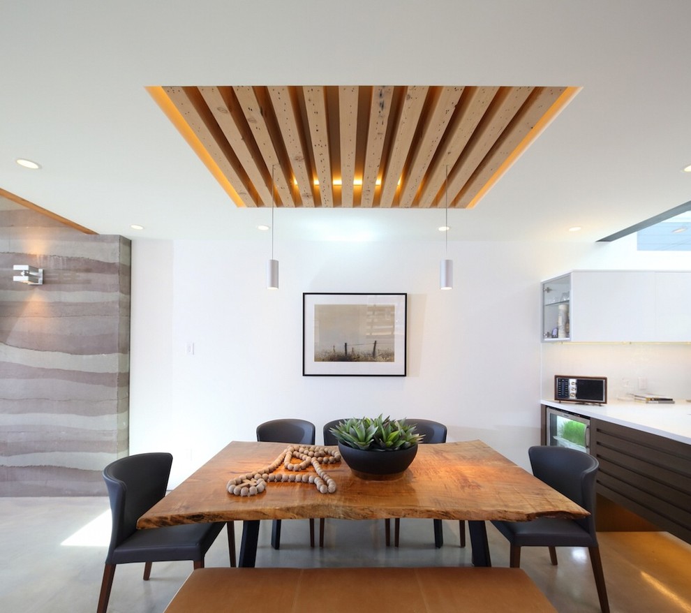 Moderne Wohnküche ohne Kamin mit weißer Wandfarbe in Vancouver