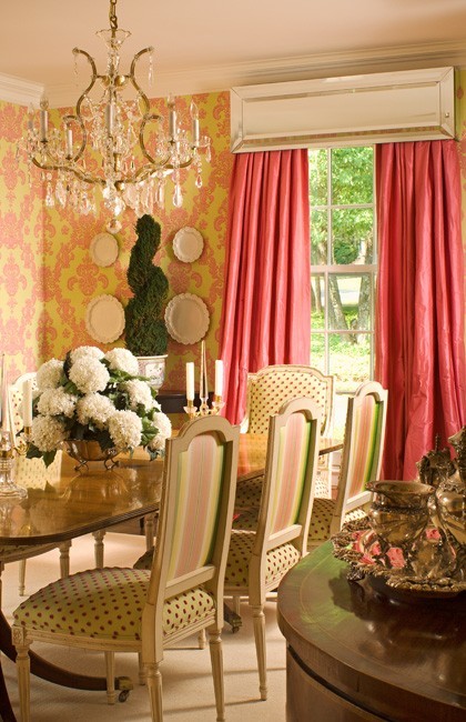 Стильный дизайн: отдельная столовая в классическом стиле с ковровым покрытием - последний тренд