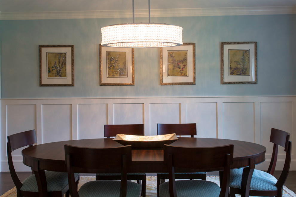 Immagine di una sala da pranzo tradizionale chiusa e di medie dimensioni con pareti blu, parquet scuro, nessun camino e pavimento marrone