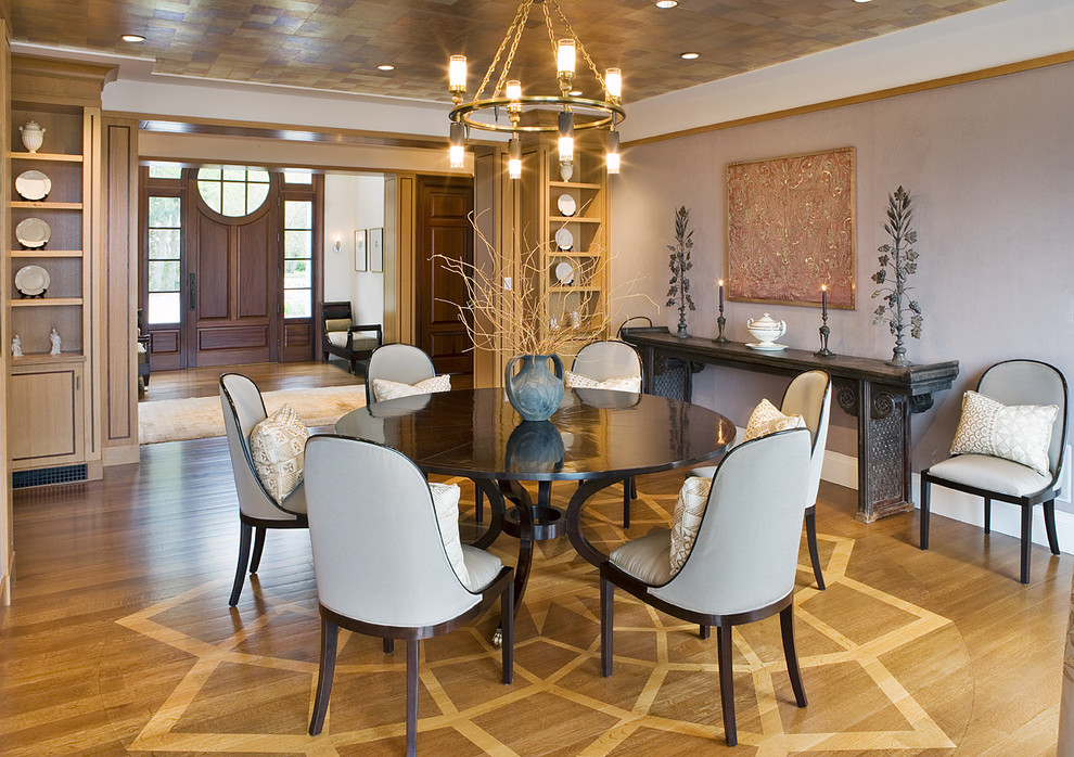 Esempio di una sala da pranzo design chiusa e di medie dimensioni con pareti grigie e pavimento in legno massello medio