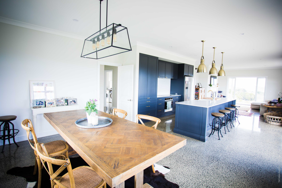 Mittelgroße Rustikale Wohnküche mit weißer Wandfarbe, Betonboden, grauem Boden und gewölbter Decke in Auckland