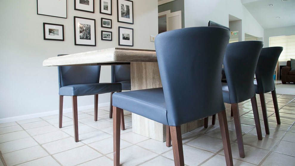 Свежая идея для дизайна: отдельная столовая среднего размера в современном стиле с синими стенами и полом из керамической плитки - отличное фото интерьера