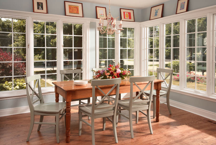 Esempio di una sala da pranzo aperta verso la cucina tradizionale di medie dimensioni con pareti blu e pavimento in legno massello medio