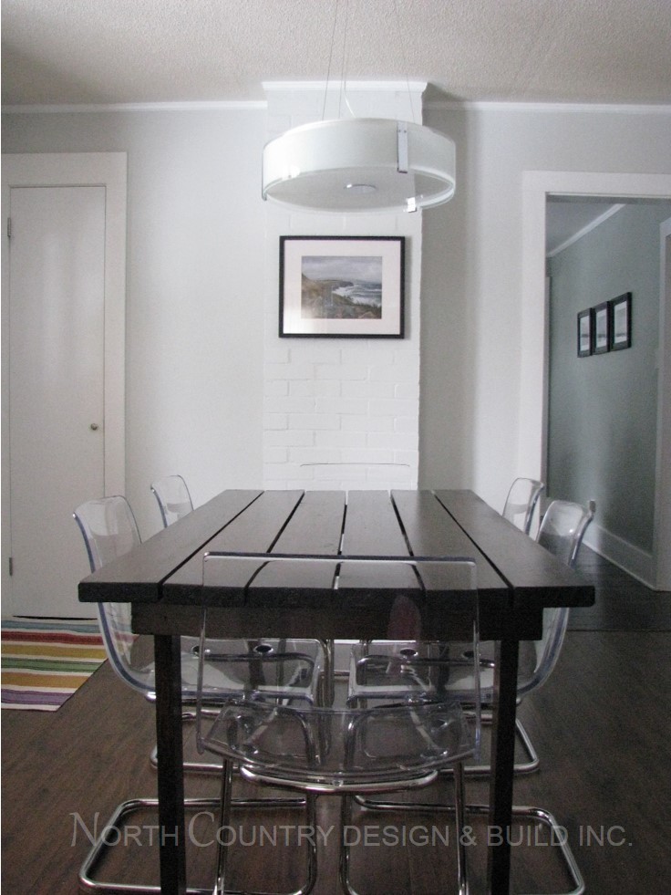 Esempio di una sala da pranzo minimal di medie dimensioni con pareti grigie e parquet scuro