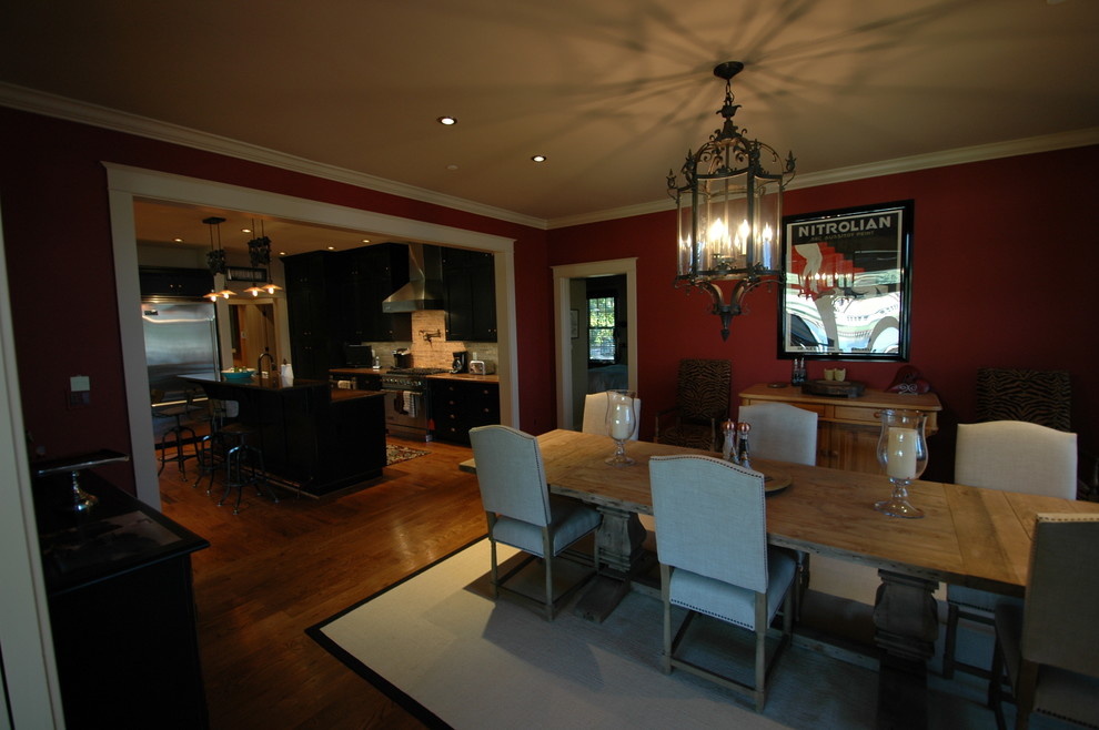 Idee per una grande sala da pranzo aperta verso la cucina eclettica con pareti rosse e pavimento in legno massello medio