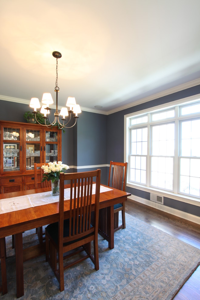 Foto di una sala da pranzo classica chiusa con pareti blu e pavimento in legno massello medio