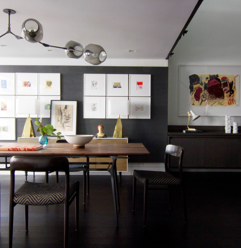 Idee per una grande sala da pranzo aperta verso la cucina design con pareti multicolore e parquet scuro
