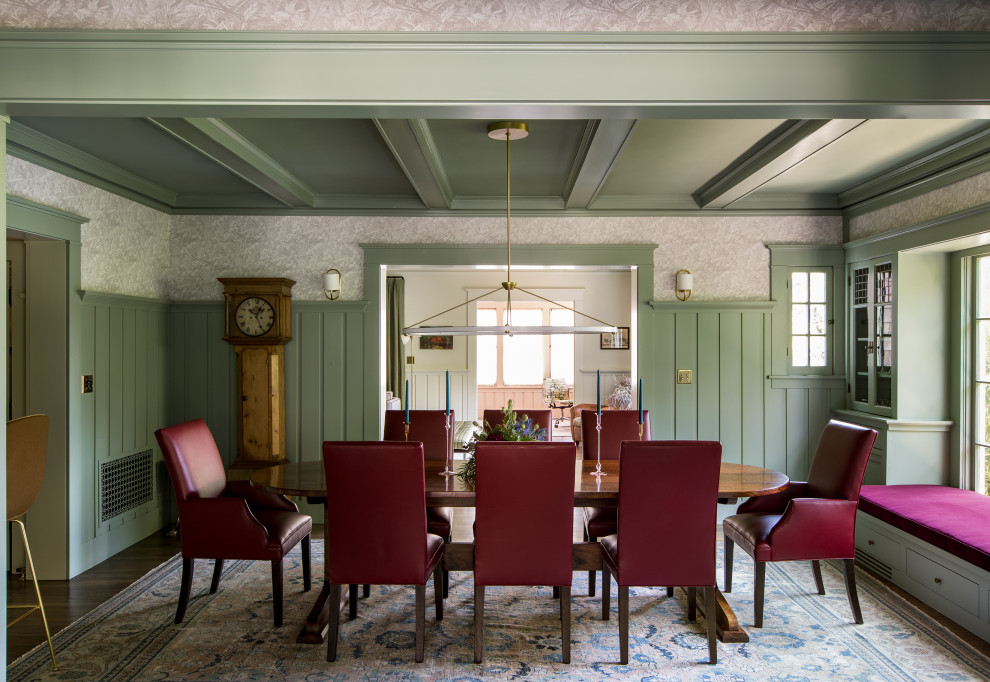 Idee per una sala da pranzo stile americano chiusa con pareti verdi, pavimento in legno massello medio, nessun camino e pavimento marrone