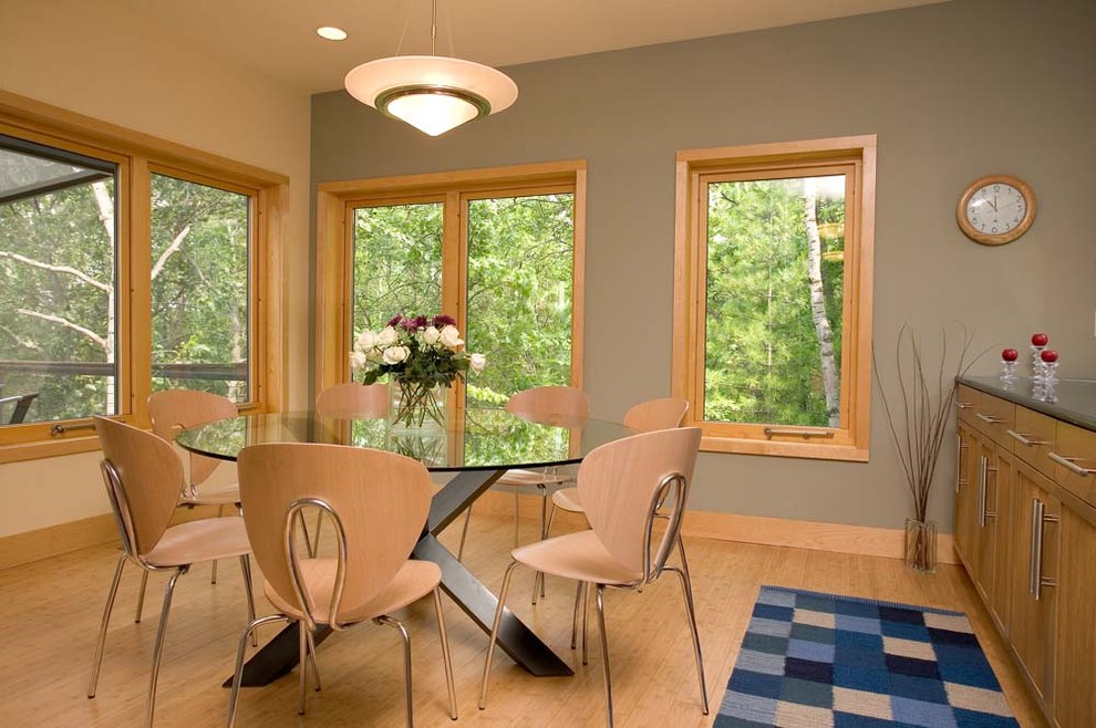 Modernes Esszimmer mit grauer Wandfarbe und braunem Holzboden in Minneapolis
