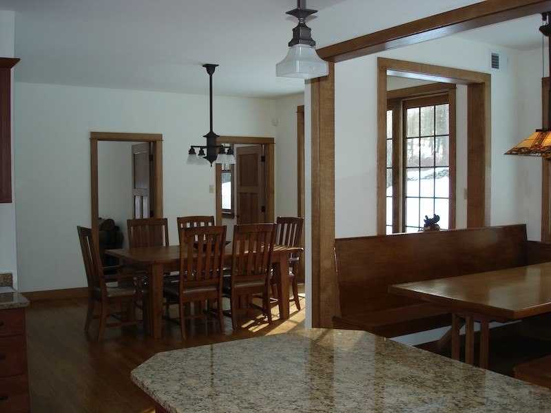 Mittelgroße Rustikale Wohnküche mit weißer Wandfarbe und braunem Holzboden in Philadelphia
