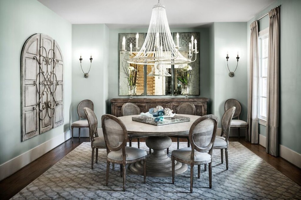 Ispirazione per una grande sala da pranzo aperta verso la cucina classica con pareti blu e parquet chiaro