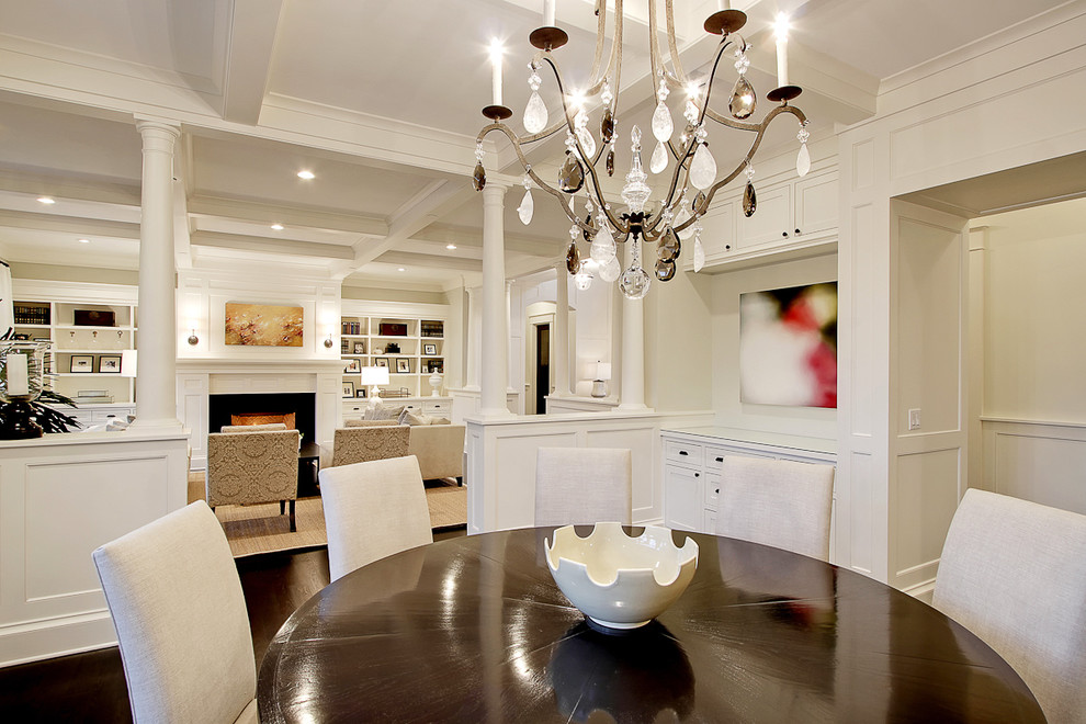 Idée de décoration pour une salle à manger tradition avec un mur blanc et parquet foncé.