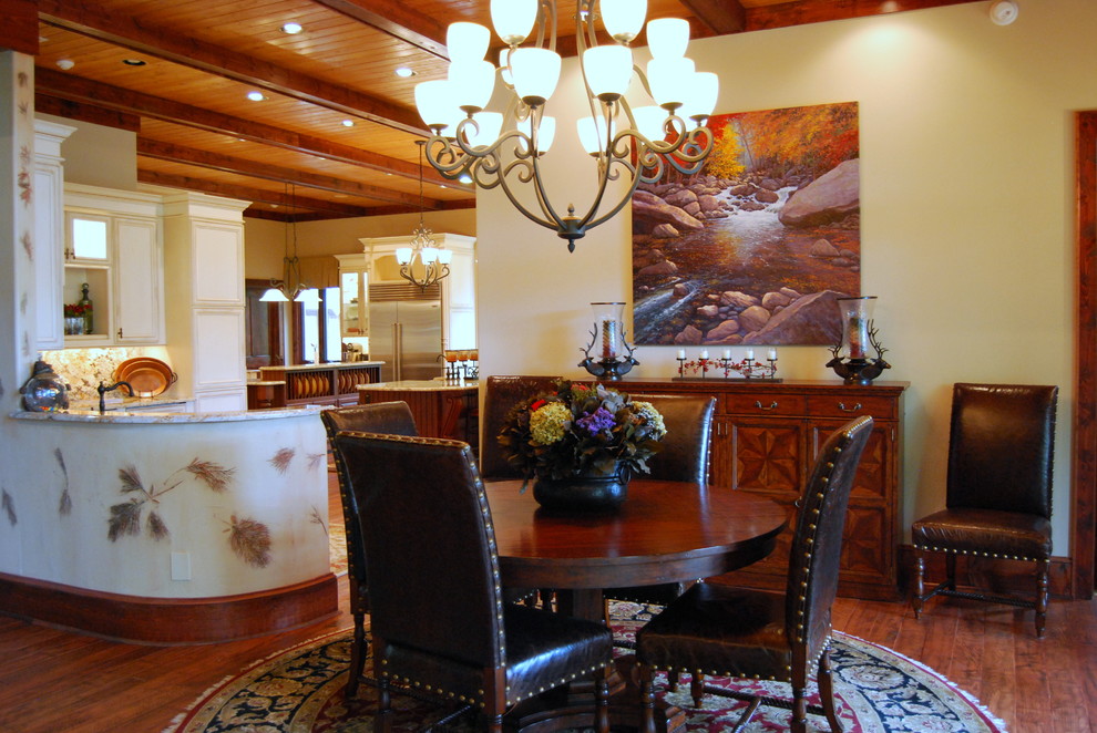 Стильный дизайн: огромная кухня-столовая в стиле рустика с бежевыми стенами, темным паркетным полом и коричневым полом без камина - последний тренд
