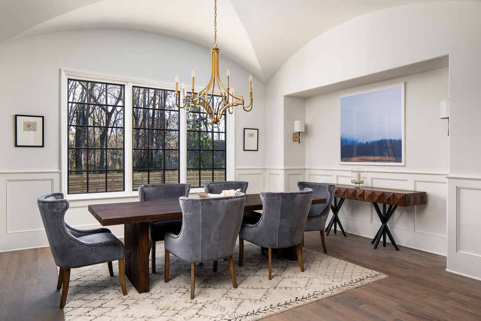 Esempio di una grande sala da pranzo aperta verso la cucina tradizionale con pareti beige e pavimento in legno massello medio