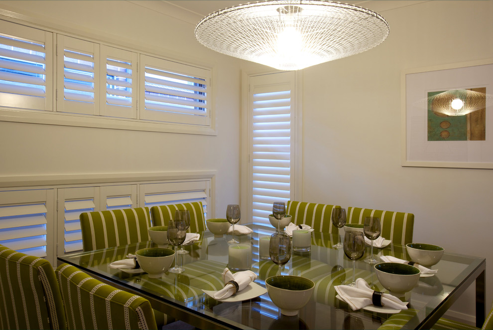 Foto di una piccola sala da pranzo minimalista chiusa con pareti bianche