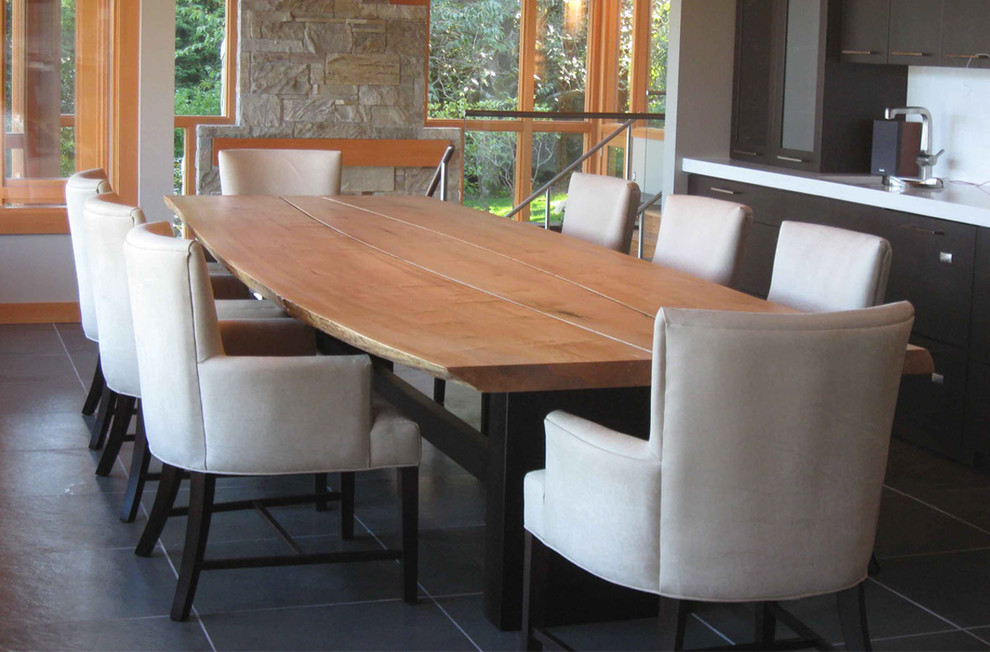 Immagine di una sala da pranzo aperta verso la cucina stile rurale con pareti bianche e parquet chiaro