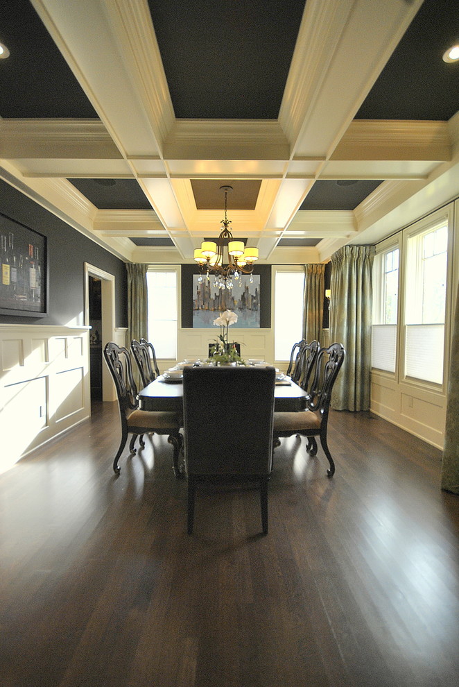 Idee per una sala da pranzo tradizionale con pareti nere, parquet scuro e pavimento marrone