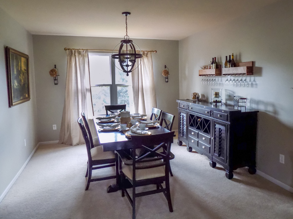 Cette photo montre une salle à manger ouverte sur la cuisine romantique de taille moyenne avec un mur vert, moquette, aucune cheminée et un sol beige.