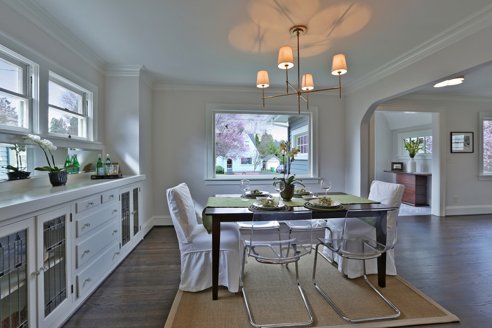 Стильный дизайн: кухня-столовая среднего размера в стиле неоклассика (современная классика) с белыми стенами и темным паркетным полом - последний тренд