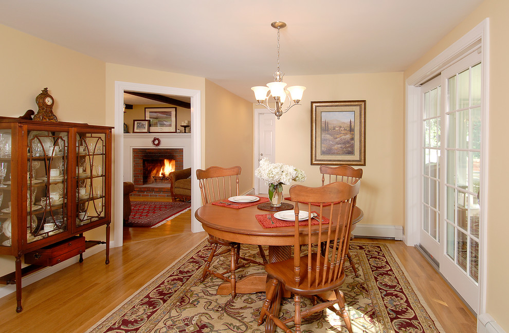 Exemple d'une salle à manger ouverte sur la cuisine tendance de taille moyenne avec un mur beige, parquet clair et aucune cheminée.