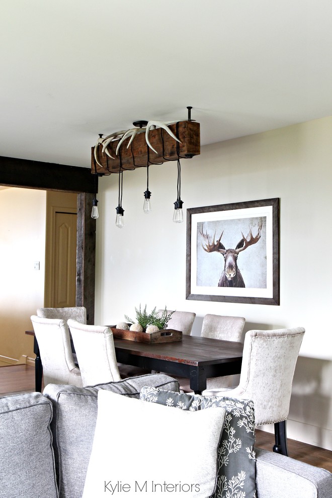 Esempio di una piccola sala da pranzo aperta verso il soggiorno chic con pareti beige e pavimento in legno massello medio