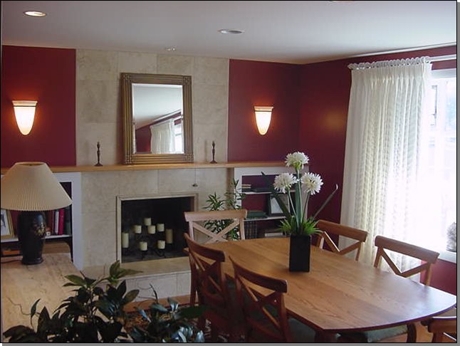 Пример оригинального дизайна: большая отдельная столовая в стиле неоклассика (современная классика) с красными стенами, светлым паркетным полом, стандартным камином и фасадом камина из плитки