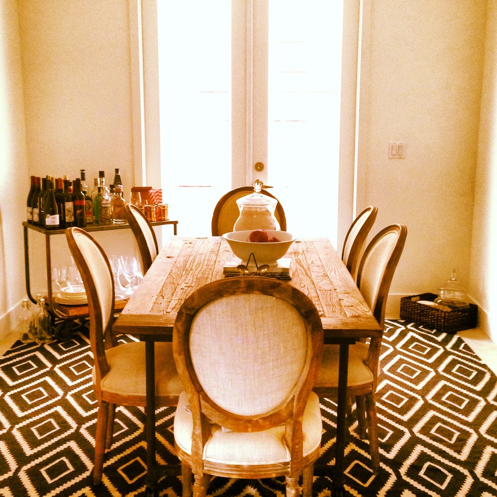 Foto de comedor de cocina clásico de tamaño medio sin chimenea con paredes beige, moqueta y suelo multicolor