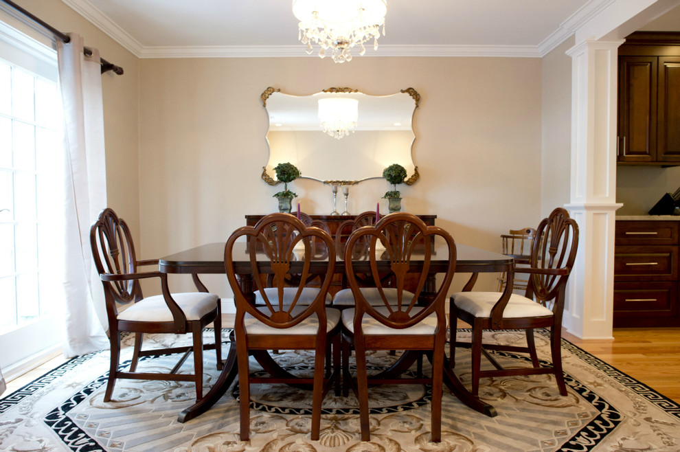 Aménagement d'une salle à manger contemporaine avec un mur beige et parquet clair.