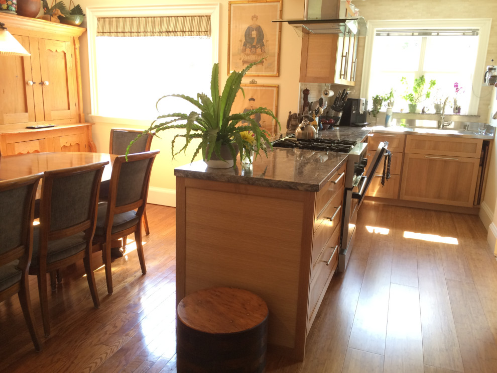 Exemple d'une petite salle à manger ouverte sur la cuisine chic avec un mur jaune, un sol en bois brun et aucune cheminée.
