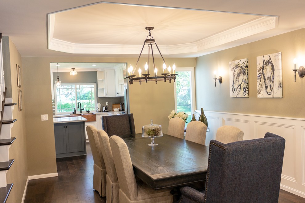 Immagine di una piccola sala da pranzo aperta verso il soggiorno minimal con pareti verdi, parquet scuro e pavimento marrone