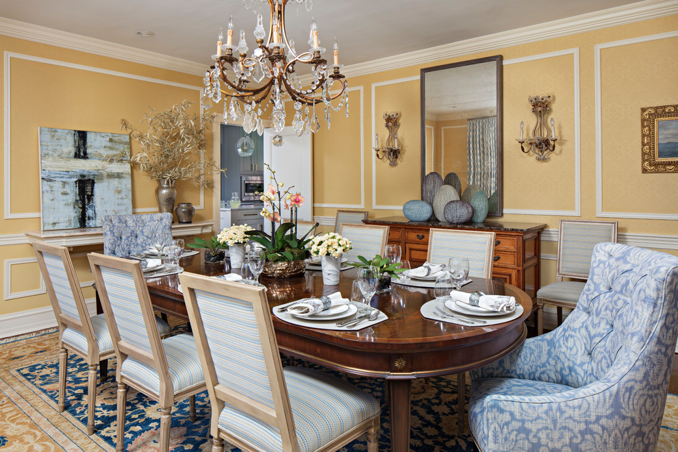 Пример оригинального дизайна: отдельная столовая в классическом стиле с желтыми стенами без камина